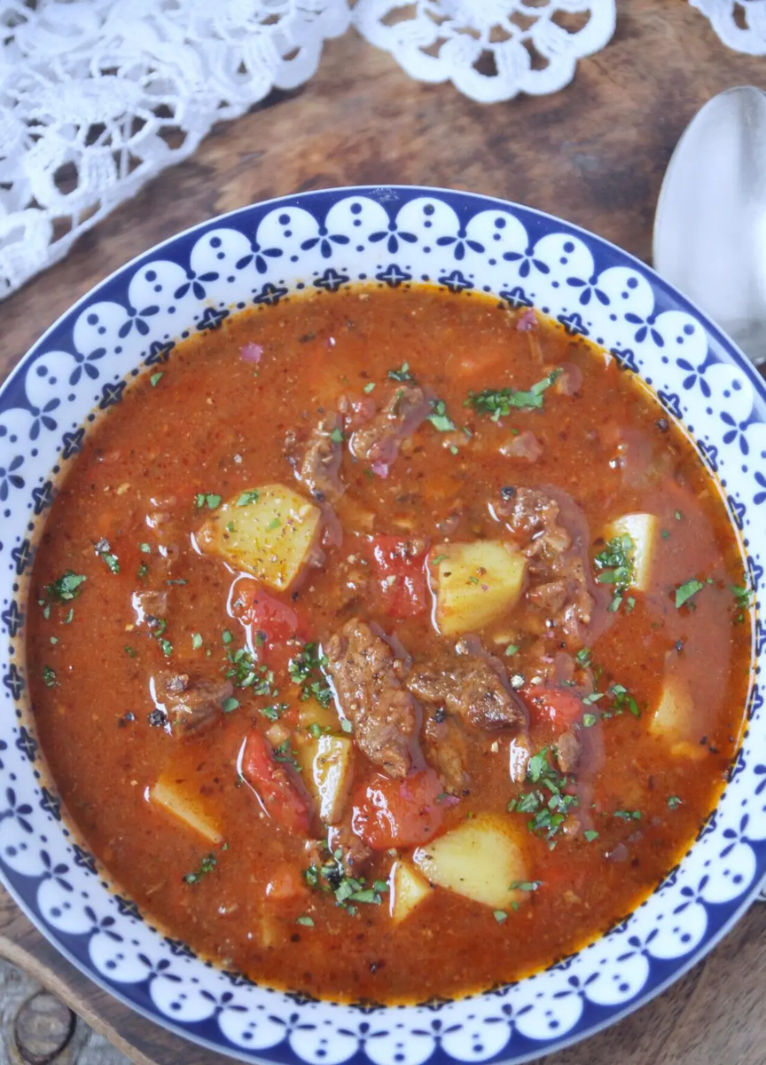 Суп-гуляш: сытный рецепт для зимних вечеров