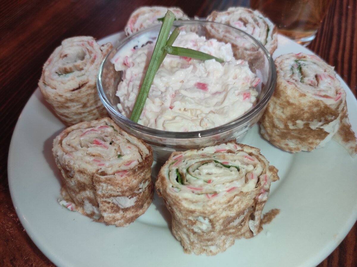 Необычный рулет из лаваша с крабовыми палочками: идеальная закуска к пиву