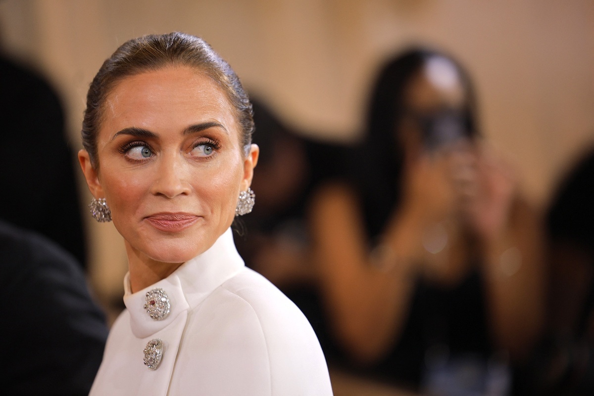 Эмили Блант восхитила поклонников на «Золотом глобусе» элегантным нарядом от Louis Vuitton