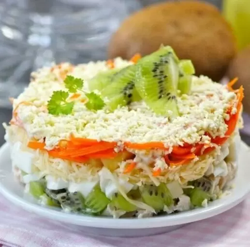 Салат с курицей и фруктами: оригинальный рецепт для праздников