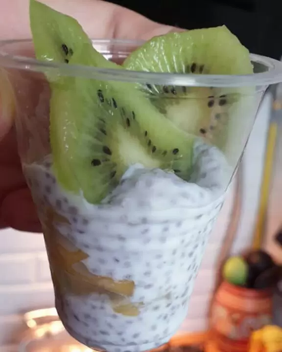 Вкусный десерт с семенами чиа и фруктами для сладкоежек