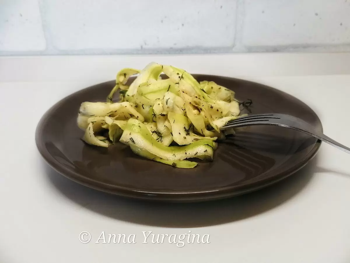 Удивите гостей: маринованные кабачки за 10 минут в пакете