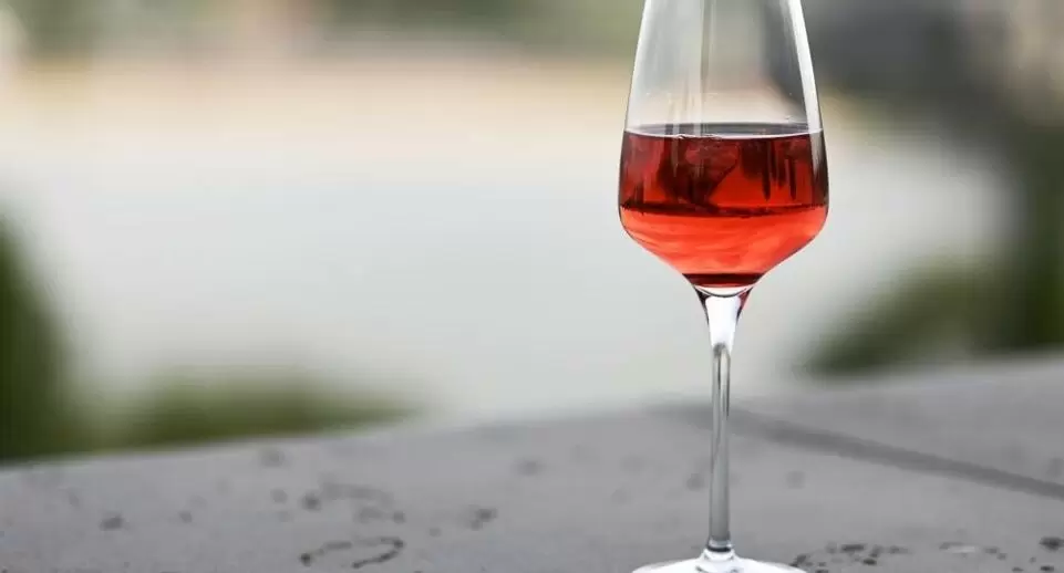 Сомелье Зотов о пользе вина: бокал за обедом способствует лёгкому перевариванию мяса