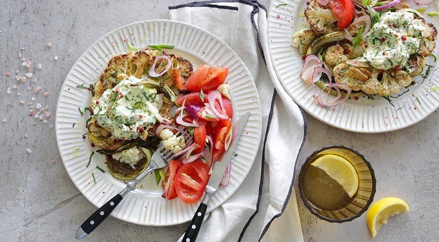 Новый взгляд на цветную капусту: Стейк с чесноком и соусом из маскарпоне