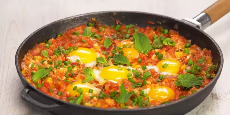 Как приготовить идеальную яичницу с помидорами и луком: секреты от шефа