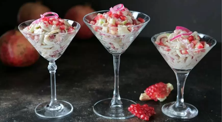 Освежающий салат из редьки с гранатами для новогоднего стола