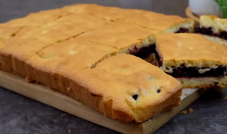 Секреты идеального бисквита: Пирог с ягодами, который покорит всех