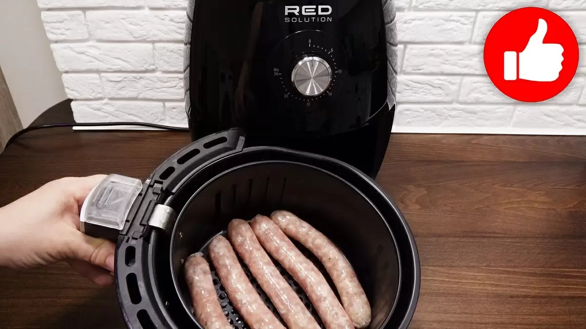 Порадуйте утро: быстрые колбаски в аэрогриле