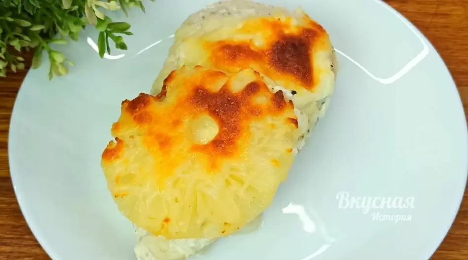 Как удивить гостей: простой рецепт сочной куриной грудки с ананасами