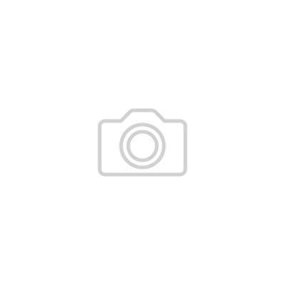 Плотное наслаждение: потрясающий закусочный салат из белой фасоли с колбасой и хрустящими сухариками