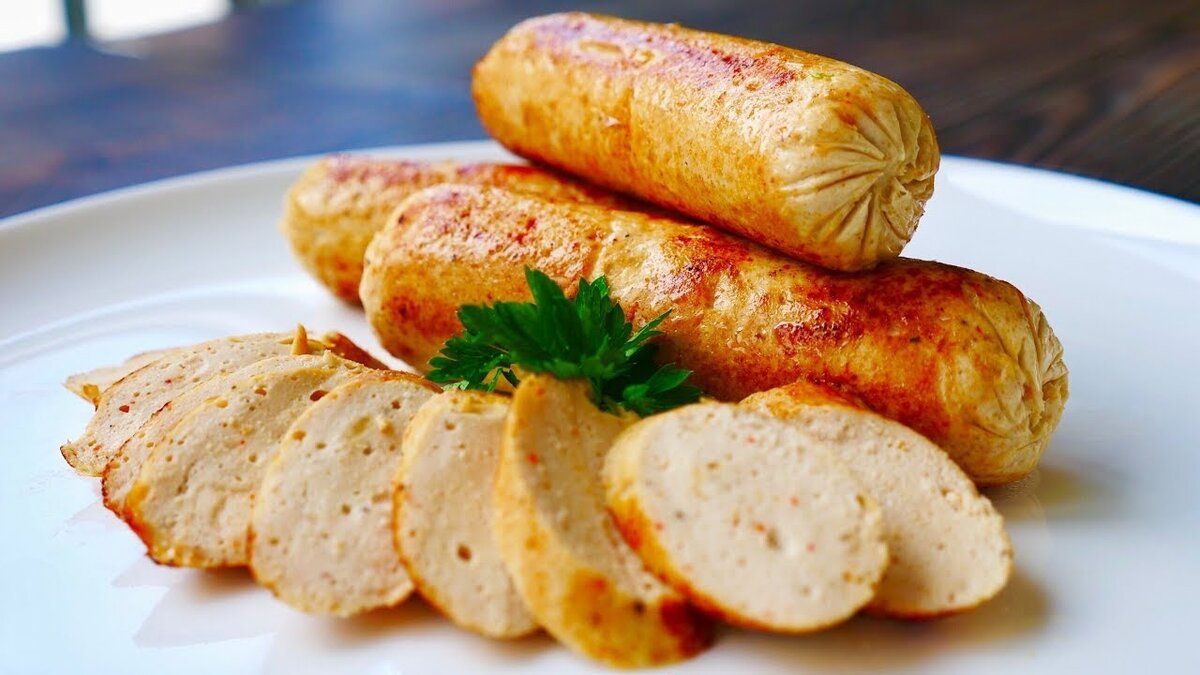 Простой и вкусный рецепт куриных колбасок с чесноком на воскресный ужин