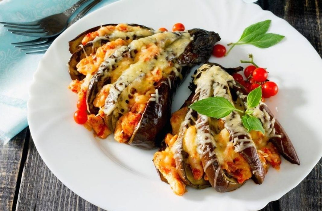 Удивите близких: Баклажаны с курицей и сыром, запеченные в духовке